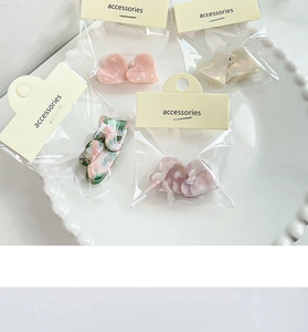 Détail de mini pinces à cheveux en forme de cœur avec effet marbre pastel