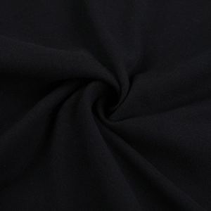 Gros plan sur la texture du tissu noir avec plissés en spirale et drapé élégant