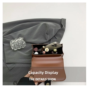 Détail de l'intérieur du sac en cuir marron montrant le compartiment principal spacieux