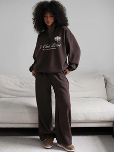 Ensemble sweat à capuche demi-zip marron foncé et pantalon large avec imprimé