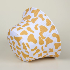 Λεπτομέρεια από το καπέλο bucket με κίτρινο cow print και ραφές υψηλής ποιότητας