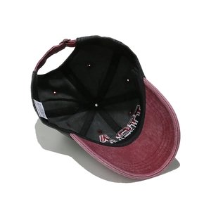 Dettaglio dell'interno del cappellino da baseball in cotone lavato con scritta USA