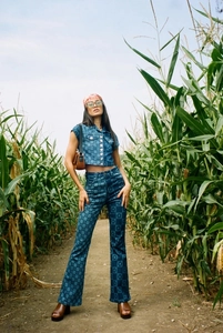 Détails de l'imprimé damier floral bleu sur le pantalon évasé en denim taille haute