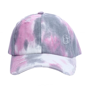 Dettaglio cappello baseball tie-dye rosa e grigio con bordi consumati stile vintage