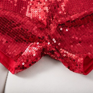 Nahaufnahme der roten Pailletten auf elastischen High-Waist-Shorts für Party-Outfits