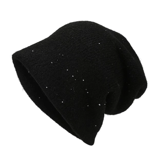 Berretto da donna in maglia di lana nera con paillettes argentate in uno stile casual