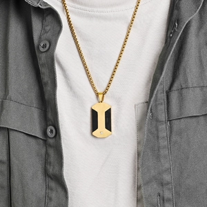 Collana con ciondolo esagonale in fibra di carbonio placcata oro e dettaglio con diamante