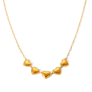 Dettaglio della collana a cuori dorati con catena da 40,5 cm e cinque ciondoli