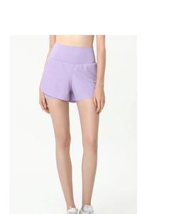 Vue détaillée de face du short de course double couche violet clair à taille haute
