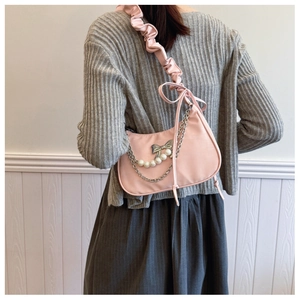 Borsa hobo rosa in nylon con catena di perle, fiocco in metallo e tracolla a pieghe