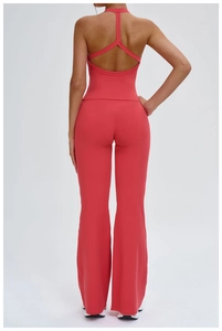 Vue arrière de l'ensemble de yoga corail avec haut dos nu et pantalon évasé à taille haute