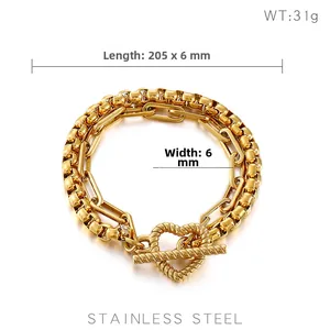 Dettaglio del bracciale a doppio strato in acciaio inossidabile dorato con chiusura a cuore