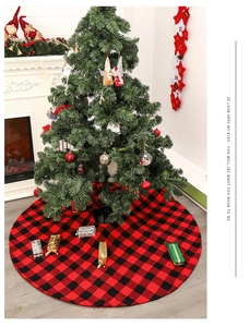 Jupe de sapin de Noël à carreaux rouges et noirs dans un décor de fête chaleureux