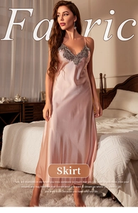 Dettaglio della camicia da notte in raso rosa con pizzo grigio e scollo a V raffinato