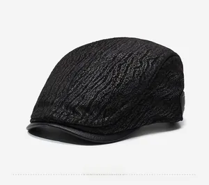 Gros plan détaillé de la casquette plate noire avec tissu texturé et visière en cuir