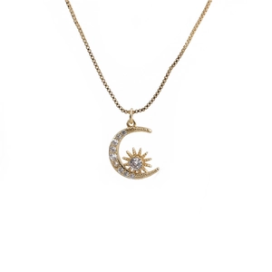 Collier doré avec pendentif soleil et lune orné de zircons sur une chaîne de boîte