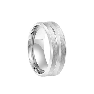 Détail d'une bague en acier inoxydable de 8mm avec centre brossé et bordures polies