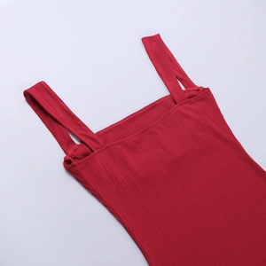 Detalle del tirante de punto acanalado rojo que muestra la textura y costuras de la prenda