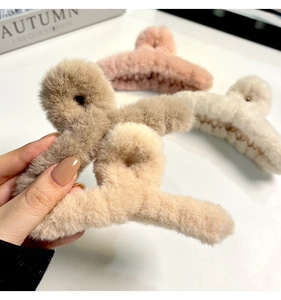 Détails de pinces à cheveux en fausse fourrure beige, crème et rose pour coiffure d'automne