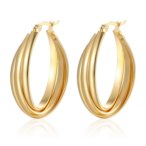 Boucles d'oreilles créoles multicouches en acier inoxydable doré sur fond blanc