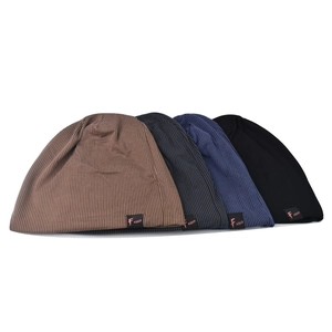 Bonnets en maille côtelée pour hommes et femmes en marron, gris, marine et noir
