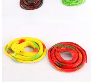 Textures détaillées de serpent en caoutchouc réaliste et motifs colorés pour farces