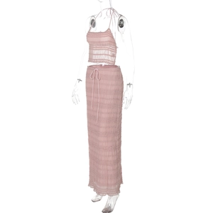 Détail du haut dos nu plissé rose et de la jupe longue à cordon sur un mannequin blanc
