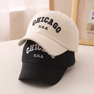 Retro cotton baseball cap with Chicago embroidery in cream and black colors