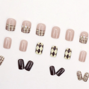 Faux ongles marron et nude avec motifs à carreaux et perles en forme carrée courte