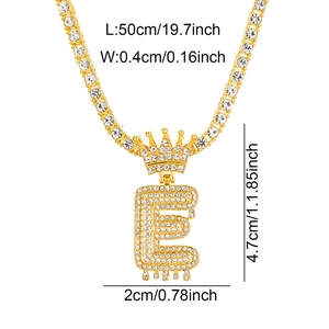 Dettagli misure del ciondolo a corona lettera E in oro stile hip hop con strass chiari