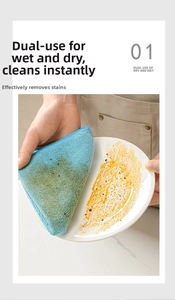 Dettaglio macro del panno in microfibra blu con trama a nido d'ape per la cucina