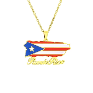 Détail du pendentif carte de Porto Rico doré avec émail drapeau et texte en cursive