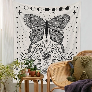 Detail eines böhmischen Schmetterling-Wandteppichs mit Mondphasen in gemütlicher Wohnung