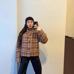 Veste en laine à carreaux marron avec col montant et boutons de style décontracté