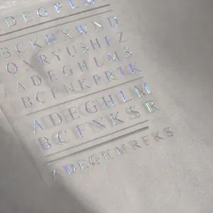 Dettagli macro di adesivi per unghie con alfabeto in rilievo argento laser e ologramma