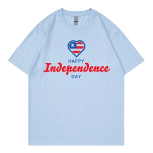 T-shirt bleu clair Happy Independence Day avec imprimé cœur aux couleurs du drapeau