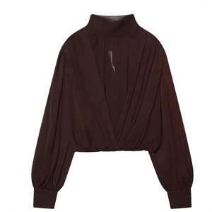 Blouse élégante à manches longues marron foncé avec texture plissée et design croisé