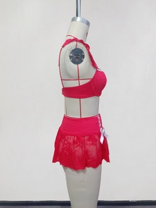 Detailansicht des roten Spitzen-Lingerie-Sets mit weißer Schleife auf einer Schneiderpuppe