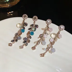Orecchini a nappa con fiori in cristallo e perni in argento disponibili in due colori