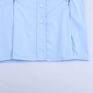 Chemise boutonnée bleu clair pour femme avec tissu lisse et coutures professionnelles