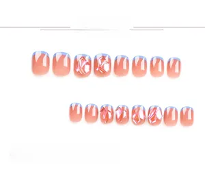 Détail de faux ongles courts french bleus avec cristaux lavande 3D sur base nude
