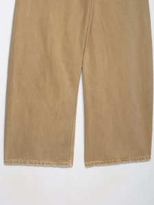 Detailansicht des Saums einer lockeren khakifarbenen Jeans mit hochwertiger Naht