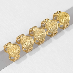 Set de cinq bagues en acier inoxydable plaqué or 18k avec lettres et maille gourmette