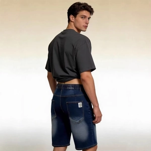 Vista posteriore di pantaloncini di jeans blu scuro con elastico in vita e maglietta grigia
