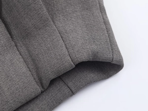 Vue macro du tissu de costume gris foncé montrant la texture tissée et les coutures