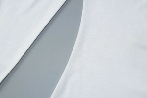 Vue macro détaillée de la texture du tissu blanc de la robe et détails de tissage
