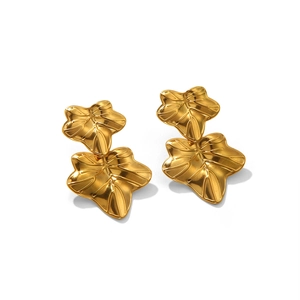 Gros plan détaillé de boucles d'oreilles feuilles dorées à double couche texturée