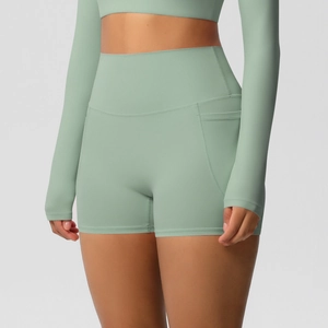 Détail du short de yoga vert menthe à taille haute avec poche cachée et coutures plates