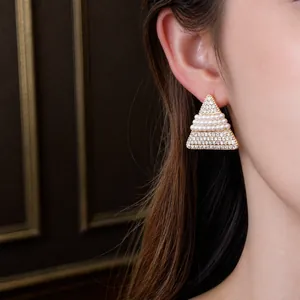 Boucles d'oreilles triangle élégantes plaquées or 18 carats avec perles et strass