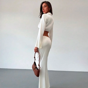 Vue latérale de l'ensemble deux pièces en satin blanc avec haut manches longues et jupe longue